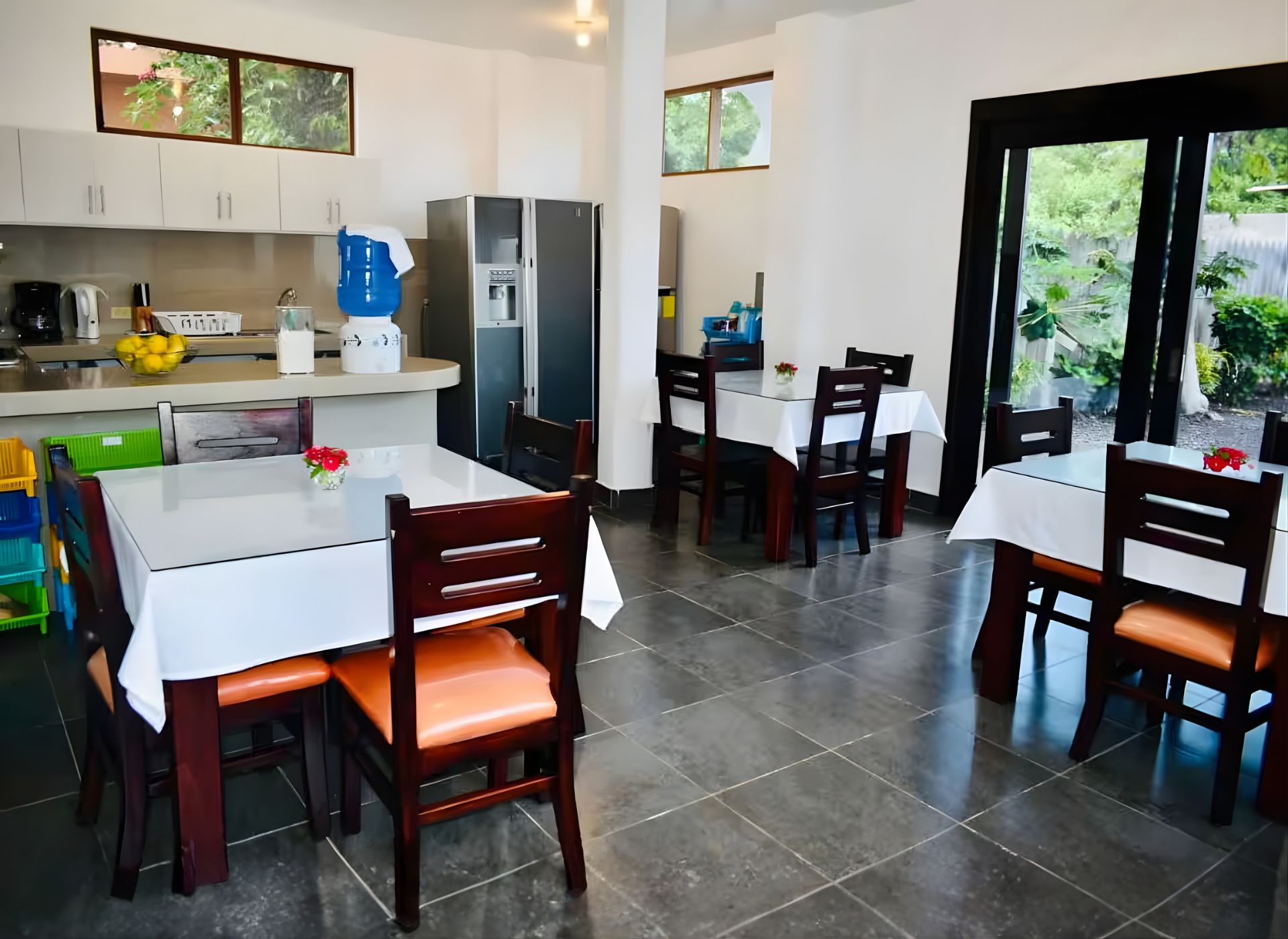 Comedor y cocina compartida del Hostal Jeniffer