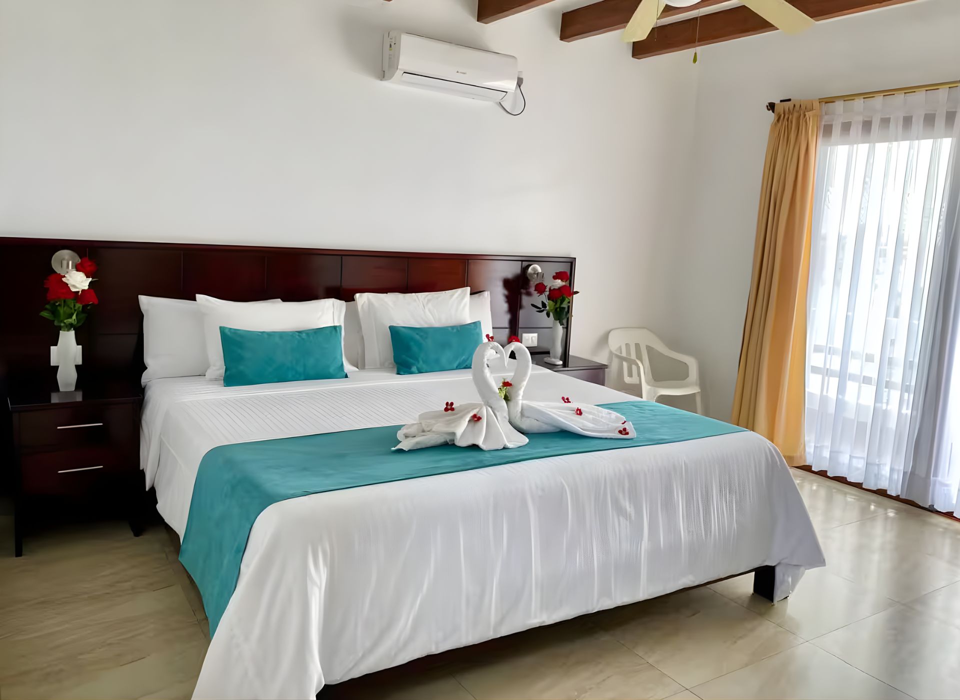 Habitación matrimonial del Hostal Jeniffer con decoración romántica