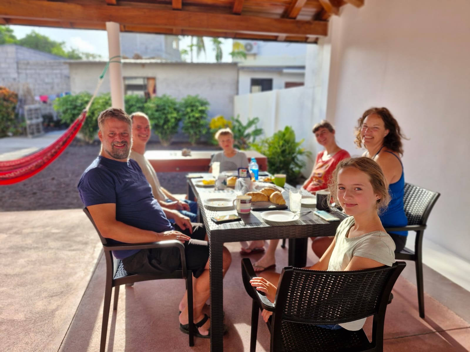 Huéspedes disfrutando el desayuno