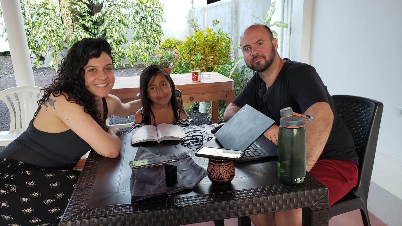 Familia disfrutando en el hostal